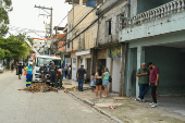 Agentes da subprefeitura de Itaquera e GCMs inspecionam casas para demolição