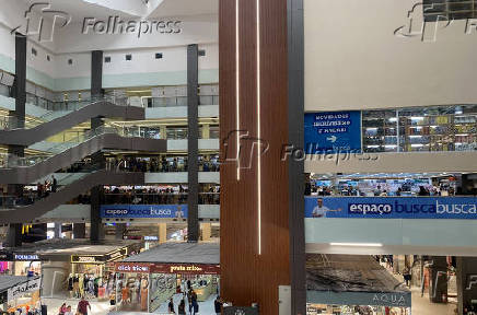 Movimento no interior do Shopping Plaza Polo, no Brás