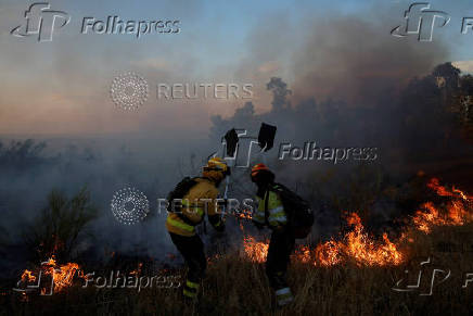 A wildfire burns on the outskirts of Valmojado