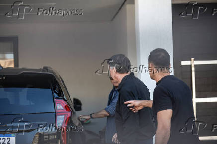 Ex presidente Jair Bolsonaro deixa sua casa