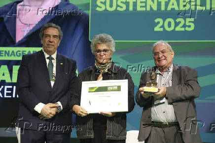 Izabella Teixeira was honored with the Norman Borlaug Award at the 24th Brazilian Agribusiness Congress