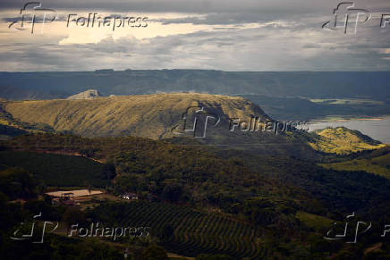 Paisagem às margens do rio Grande, na altura da cidade de Ibiraci (MG)
