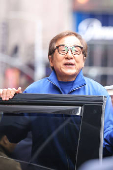 Jackie Chan é visto na região da Times Square na cidade de Nova York