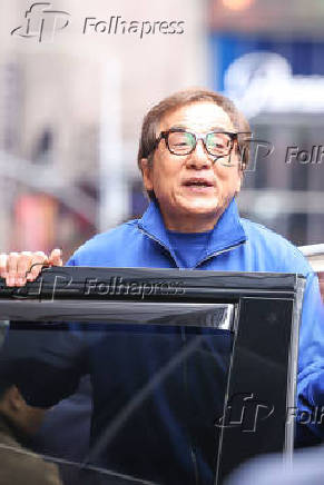 Jackie Chan é visto na região da Times Square na cidade de Nova York