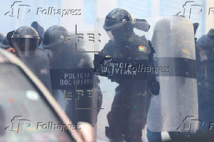 Afines a Evo Morales se enfrentan con policías y anuncian un bloqueo nacional en Bolivia
