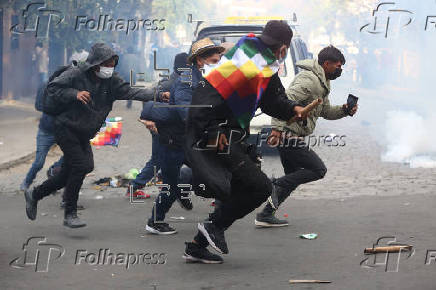 Afines a Evo Morales se enfrentan con policías y anuncian un bloqueo nacional en Bolivia