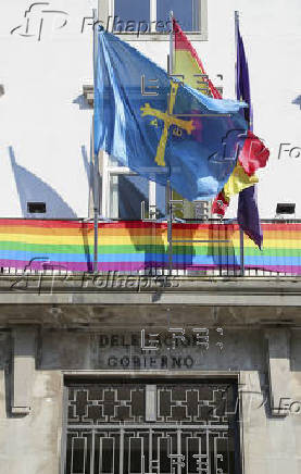 Delegación del Gobierno en Asturias coloca la bandera arcoiris