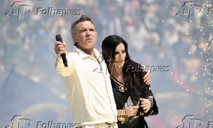 Robbie williams e laura pausini lideram a inesquecível preparação para a copa do mundo de clubes da fifa na partida final entre chelsea e psg.