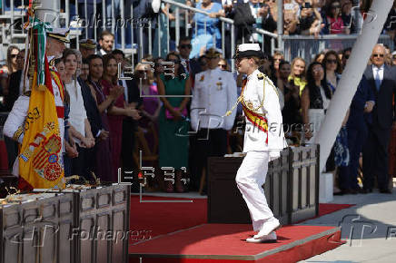 Los reyes y la infanta Sofía asisten a la entrega de reales despachos a los nuevos oficiales en la Academia Naval de Marín