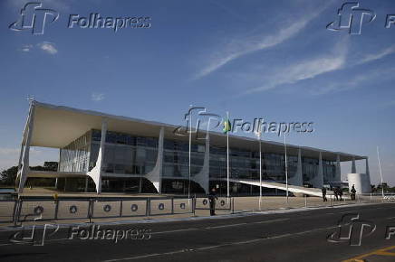 Grades são colocadas na Praça dos Três Poderes