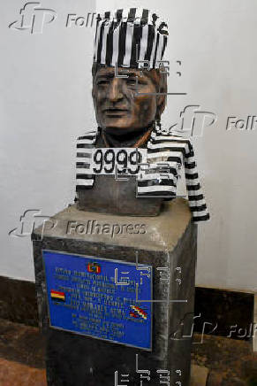 Diputado viste de reo el busto de Evo Morales en la Asamblea Legislativa de Bolivia
