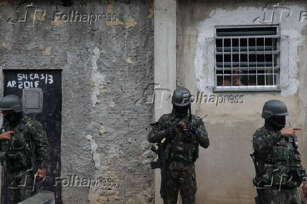 Soldados do Exército durante operação na Vila Aliança