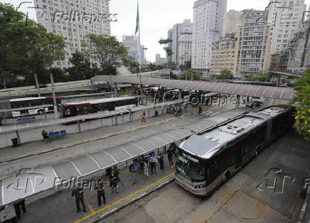 Ônibus municipais no terminal Bandeira, centro da capital de SP