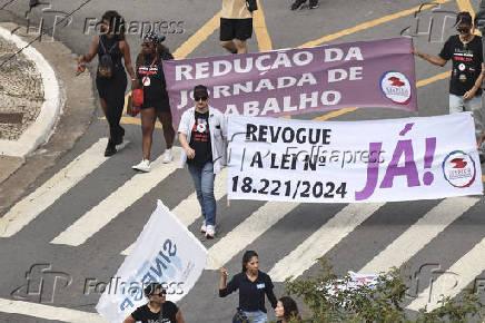 Representantes sindicais do sinpeem realizam manifestação em frente a câmera municipal de são paulo.