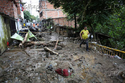 Heavy rain triggers mudslide in Medellin