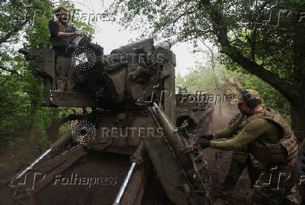 Servicemen of the Ukrainian Armed Forces fire a self-propelled gun toward Russian positions on a front line in Donetsk region