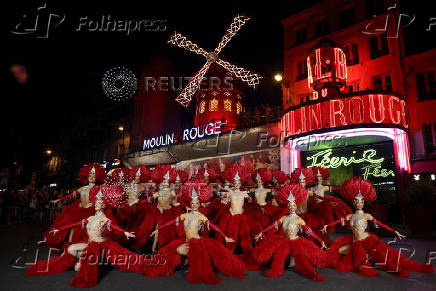 The Moulin Rouge sails turn again in Paris