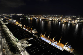 Vista noturna destaca operação de navios no Porto de Santos