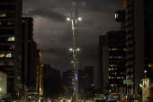 Céu encoberto ao anoitecer na avenida Paulista