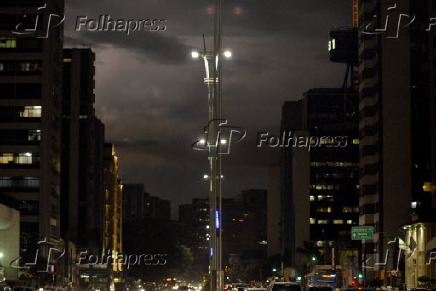 Céu encoberto ao anoitecer na avenida Paulista