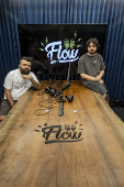 Retrato de Monark (camiseta cinza) e Igor 3k