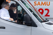 Lula e Alexandre Padilha durante cerimônia de entrega de ambulâncias do SAMU