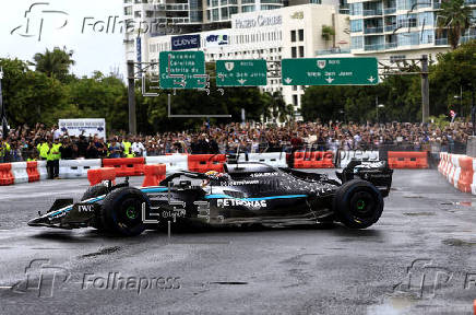 Vehículo del equipo Mercedes-AMG Petronas de Fórmula 1 recorre las calles de San Juan