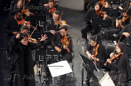 First female conductor leads Tehran's Symphony Orchestra