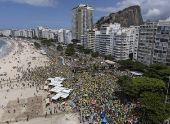 Manifestação com a presença do ex-presidente Jair Bolsonaro, na praia de Copacabana (RJ)