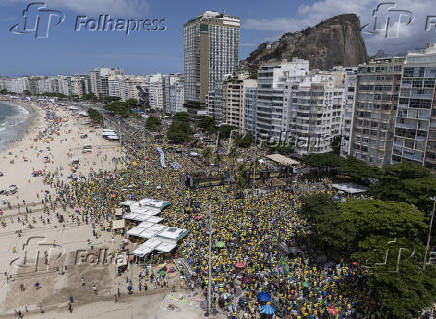 Manifestação com a presença do ex-presidente Jair Bolsonaro, na praia de Copacabana (RJ)