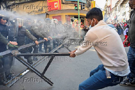 Supporters of Evo Morales's candidacy clash with police, in La Paz