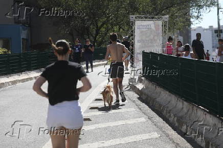 Paulistanos curtem o domingo de lazer no Minhocão