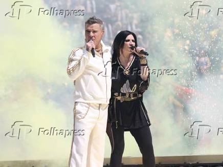 Robbie williams e laura pausini lideram a inesquecível preparação para a copa do mundo de clubes da fifa na partida final entre chelsea e psg.