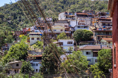 Vista de área com habitações em encosta em Teresópolis, no Rio