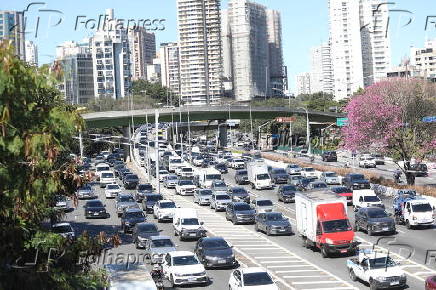 Movimentação intensa de veículos no Complexo Cebolinha