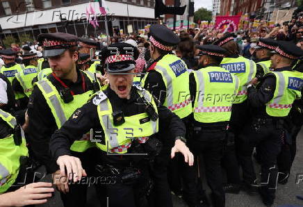Anti-fascist protest outside hotel housing asylum seekers in London