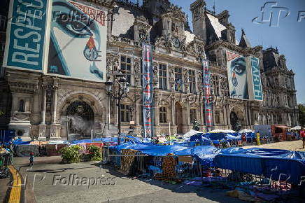 Migrants camp outside Paris City Hall asking for shelter