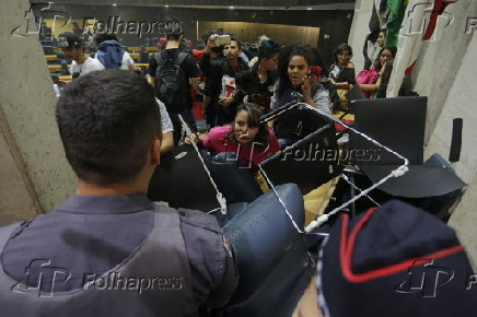 Estudantes ocupam plenário da Câmara Municipal