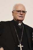 Coletiva de imprensa com o cardeal de são paulo dom odilo scherer referente ao falecimento do papa francisco na catedral da sé em são paulo