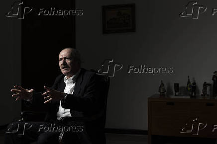 O ex-ministro Aldo Rebelo gesticula durante entrevista