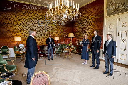 Dutch king sees off ministers and state secretaries after government collapse