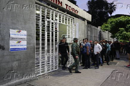 Abren los centros de votación para comicios municipales y consulta popular en Venezuela