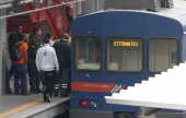 Passageiros embarcam em trem