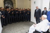 El papa visita una cárcel romana por Jueves Santo durante su convalecencia