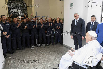 El papa visita una cárcel romana por Jueves Santo durante su convalecencia