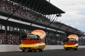 Seis 'coches-salchicha' acaparan los focos con una insólita carrera en el oval de Indy500