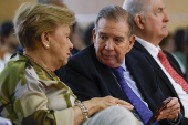 Los opositores venezolanos Edmundo González y María Corina Machado participan en la sesión 