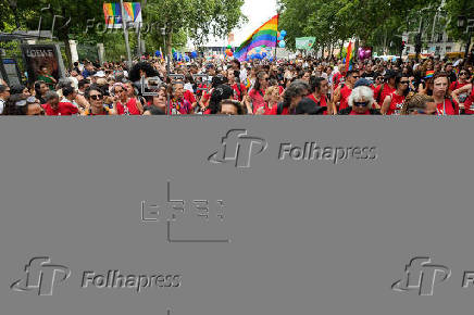 Miles de manifestantes se preparan para iniciar la gran marcha del Orgullo en Madrid