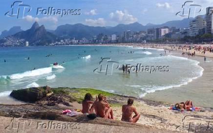 Banhistas e turistas na praia do Arpoador (RJ)