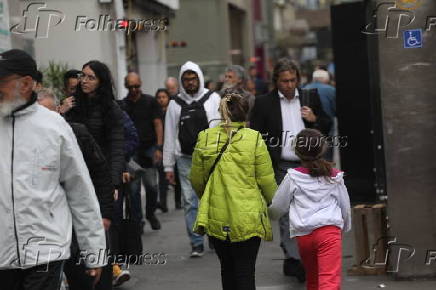 Movimentação de pedestres na Av. Paulista neste dia de frio em São Paulo